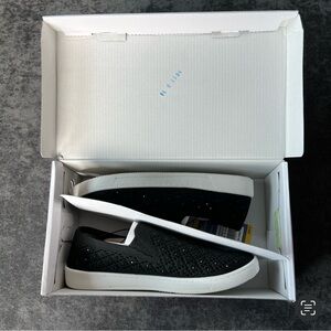 NIB White Mountain Ladies Bling Sneaker Size 8